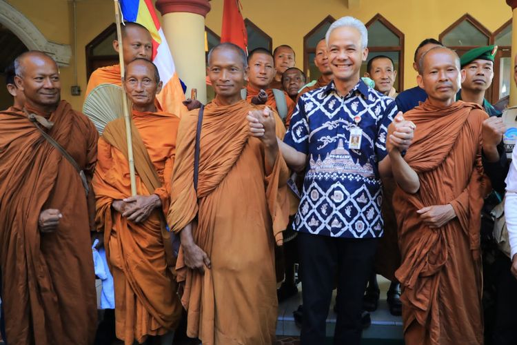 Gubernur Jawa Tengah Ganjar Pranowo menyapa biksu yang melaksanakan ritual thudong