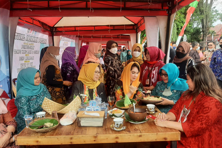 Ketua TP-PKK Jawa Timur mencoba nasi kelor, makanan khas Lumajang, Jumat (19/8/2022)