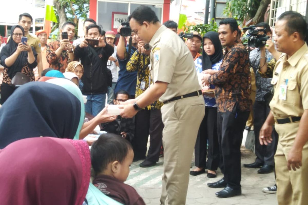 Antusiasme masyarakat menerima paket olahan daging kurban di Kantor Kelurahan Kebon Sirih, Senin (12/8/2019).