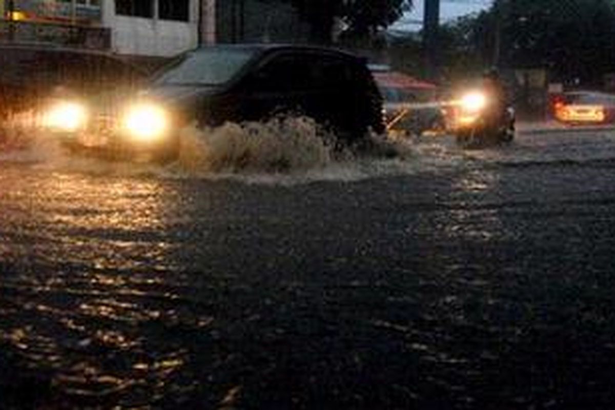 Hujan lebat yang mengguyur sebagian wilayah DKI Jakarta, Kamis (15/9/2011),  membuat ruas jalan di daerah Fatmawati, tepatnya di depan showroom mobil Dash Auto Star di Jalan RS Fatamawi 25 Jakarta Selatan tergenang air.