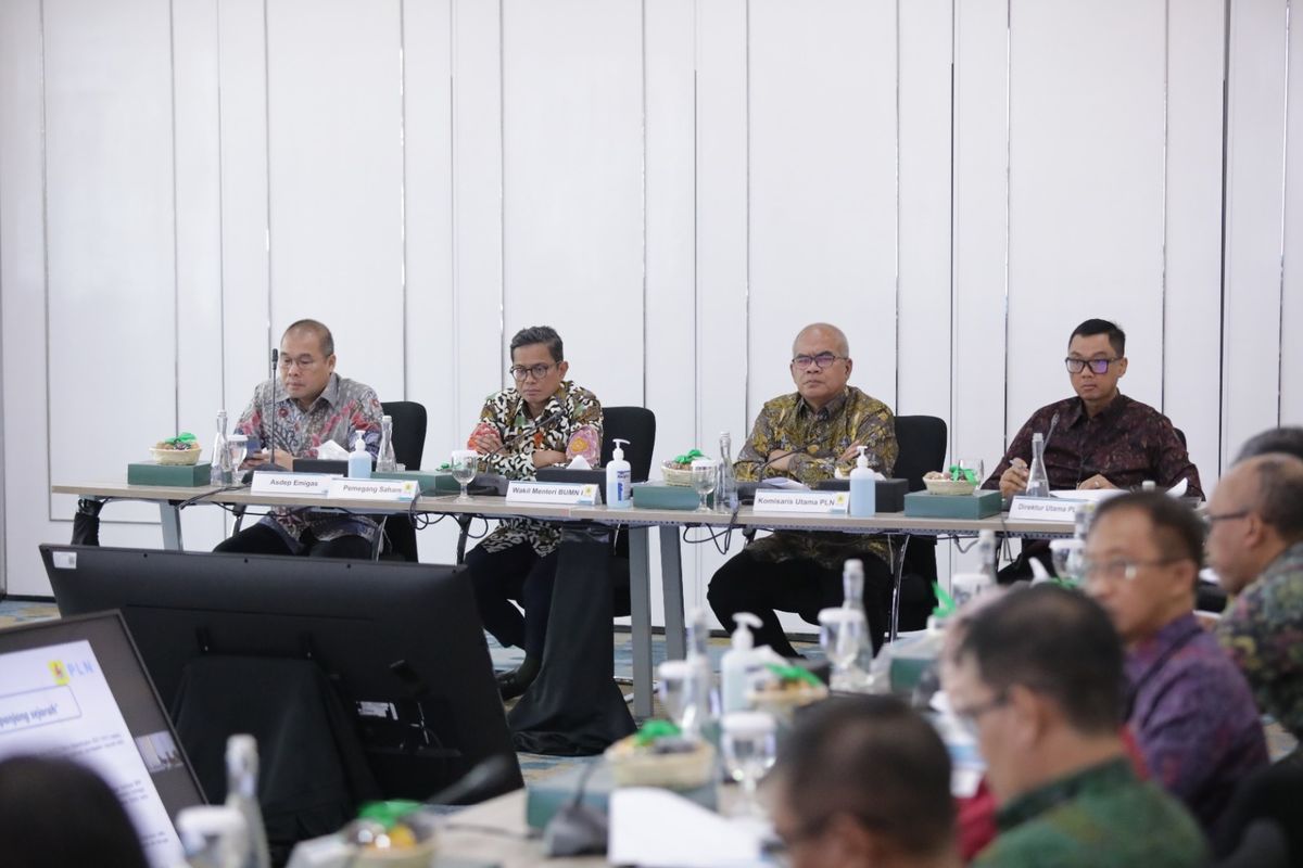 Wakil Menteri BUMN I Pahala Mansury, Komisaris Utama PLN Amien Sunaryadi, Direktur Utama PLN Darmawan Prasodjo, Asisten Deputi Bidang Industri Energi, Minyak dan Gas Kementerian BUMN Abdi Mustakim bersama jajaran Komisaris dan Direksi PLN saat mengikuti RUPS PLN, Rabu (7/6)/2023.