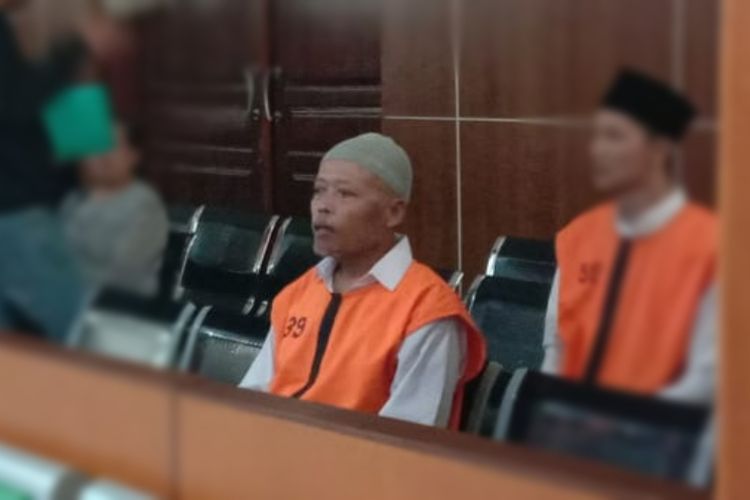Seorang kakek bernama Piyono (61) asal Kota Malang, Jawa Timur berurusan dengan hukum gegara memelihara ikan aligator gar yang biasa digunakan untuk membersihkan kolam ikan. 