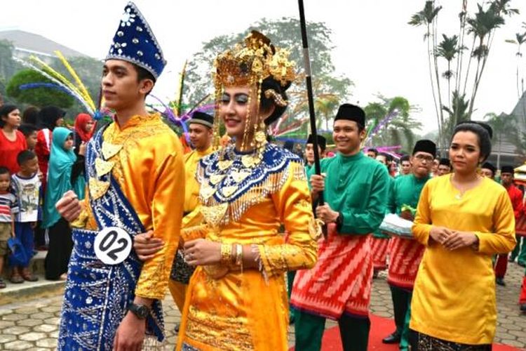 Rangkaian kegiatan Festival Arakan Pengantin dalam rangka memeriahkan Hari Jadi ke-244 Kota Pontianak yang digelar pada bulan Oktober tahun 2015.