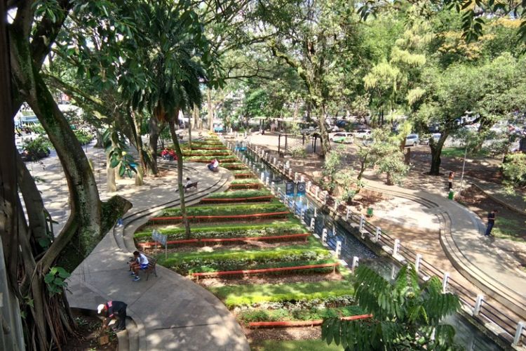 Suasana pada salah satu taman di Kota Bandung.