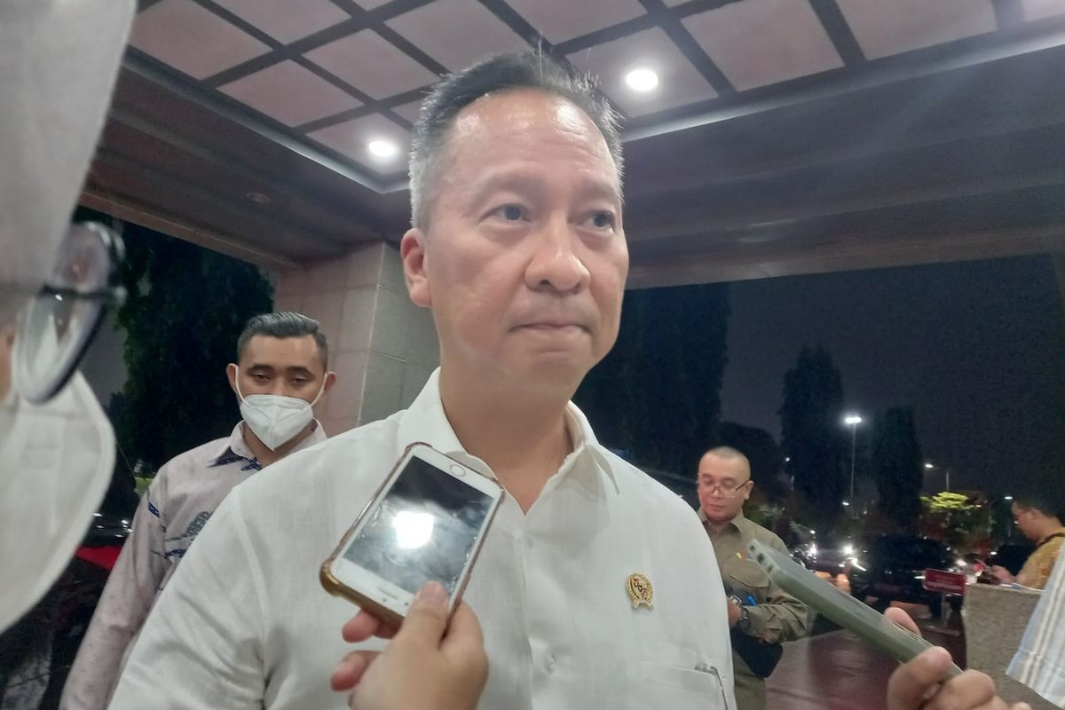 Menteri Perindustrian Agus Gumiwang Kartasasmita usai rapat dengan Komisi VII DPR di Kompleks Parlemen, Senayan, Jakarta, Senin (12/6/2023). Pemerintah sinyalir ada penyimpangan di PLB sehingga produk tekstil China membanjiri pasar Indonesia.