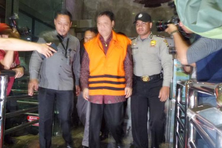 Bupati Tanggamus Bambang Kurniawan mengenakan rompi tahanan di Gedung KPK Jakarta, Kamis (22/12/2016).