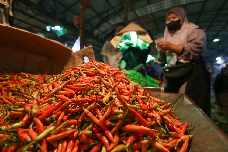 Suasana lapak penjual cabai rawit merah di Pasar Induk Kramat Jati, Jakarta, Selasa (28/6/2022). Kenaikan harga cabai rawit merah di Jakarta tembus Rp 130.000 per kilogram.