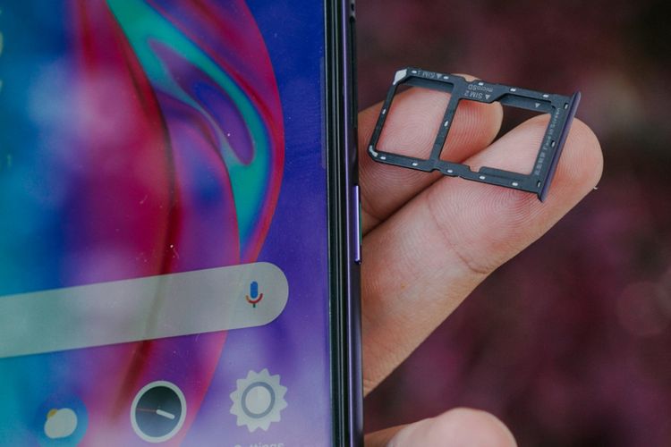 Oppo F11 Pro memiliki laci kartu SIM hybrid yang bisa memuat dua buah nano SIM card atau satu buah nano SIM card berikut kartu memori micro SD.