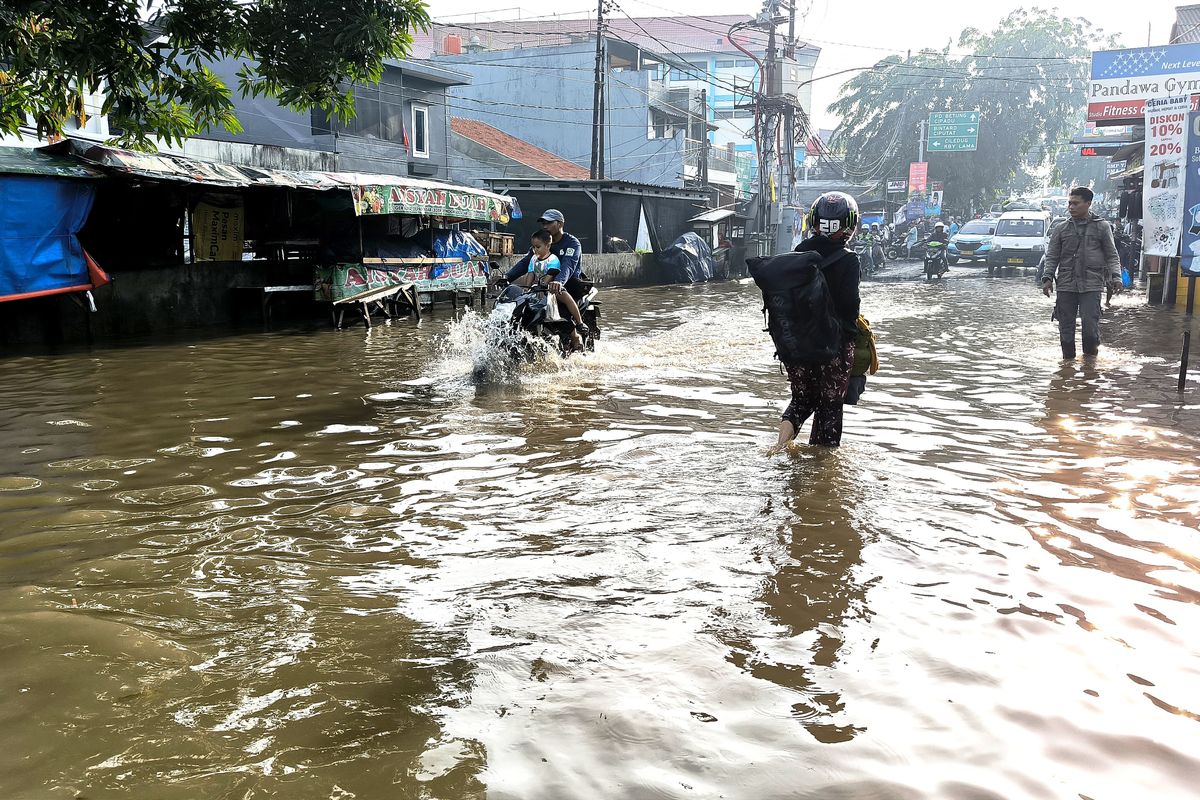 Terobos Banjir di Jalan Ceger Raya Tangsel, Motor Warga Mogok