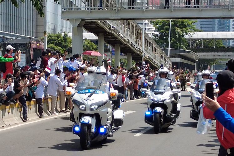 Rombongan Presiden RI Joko Widodo melintas jalan Semanggi menuju kompleks DPR/MPR RI, Jakarta, Minggu (20/10/2024).