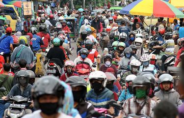 Sejumlah warga dan pengendara motor memadati kawasan Pasar Anyar, Kota Bogor, Jawa Barat, Senin (18/5/2020). Kawasan pasar tradisional tersebut dipadati warga yang ingin berbelanja kebutuhan lebaran meskipun Pemerintah Kota Bogor sedang menerapkan Pembatasan Sosial Berskala Besar (PSBB) untuk mencegah penyebaran virus Corona (COVID-19).