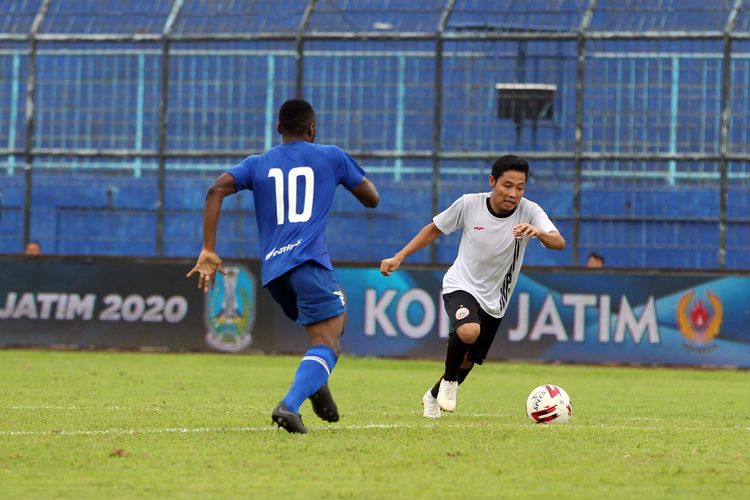 Pemain Persija Jakarta Evan Dimas Darmono saat melawan Sabah FA pada lanjutan babak penyisihan grup B Piala Gubernur Jatim 2020 yang berakhir dengan skor 0-2 di Stadion Kanjuruhan Malang, Jawa Timur, Kamis (13/02/2020) sore.
