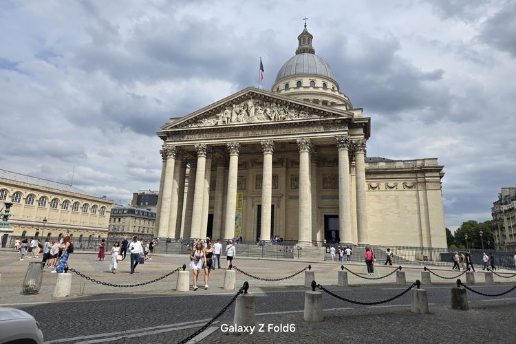 Kamera 50 MP Samsung Galaxy Z Fold 6 digunakan untuk memotret megahnya Monumen Pantheon, Paris.