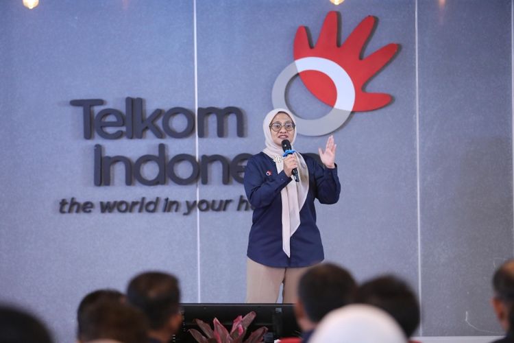 Direktur Utama Telkom Dian Siswarini saat memberikan sambutan pada acara kunjungan ke Telkom Regional III di wilayah Surabaya, Senin (16/6/2025).