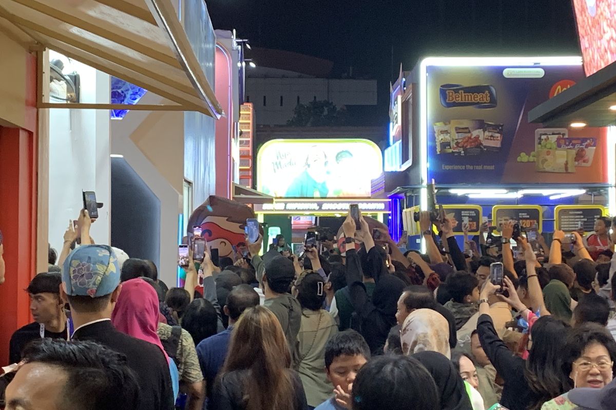 Pengunjung Jakarta Fair atau Pekan Raya Jakarta (PRJ) 2024 antusias melihat orang nomor satu di Indonesia, Presiden Joko Widodo saat blusukan di PRJ, Rabu (12/6/2024) malam.