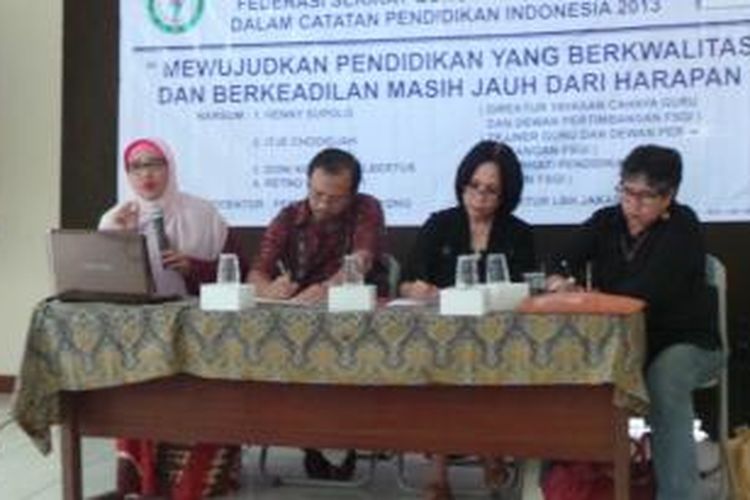 Federasi Serikat Guru Indonesia (FSGI) saat menyampaikan catatan akhir tahun pendidikan 2013 di Kantor LBH Jakarta, Kamis (2/1/2014).