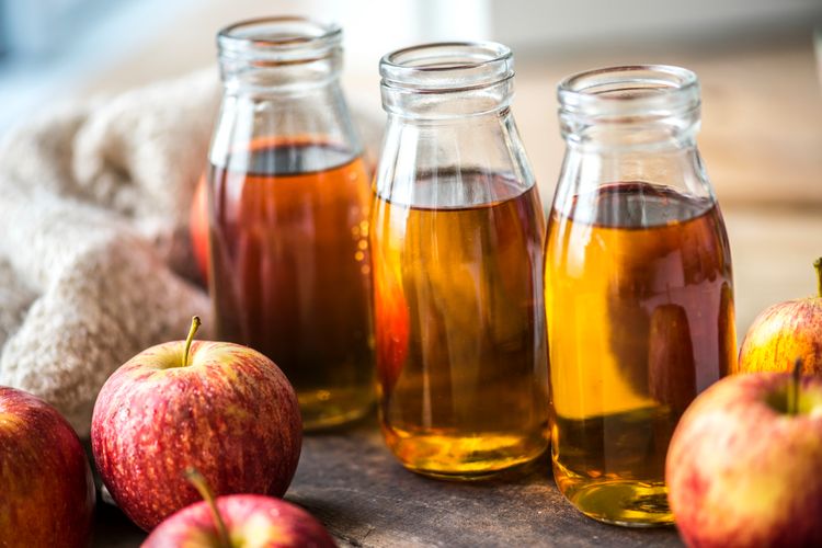 Ini adalah cuka sari apel. Cuka sari apel memiliki banyak manfaat kesehatan dan bisa dikonsumsi setiap hari, tetapi dengan batasan tertentu.