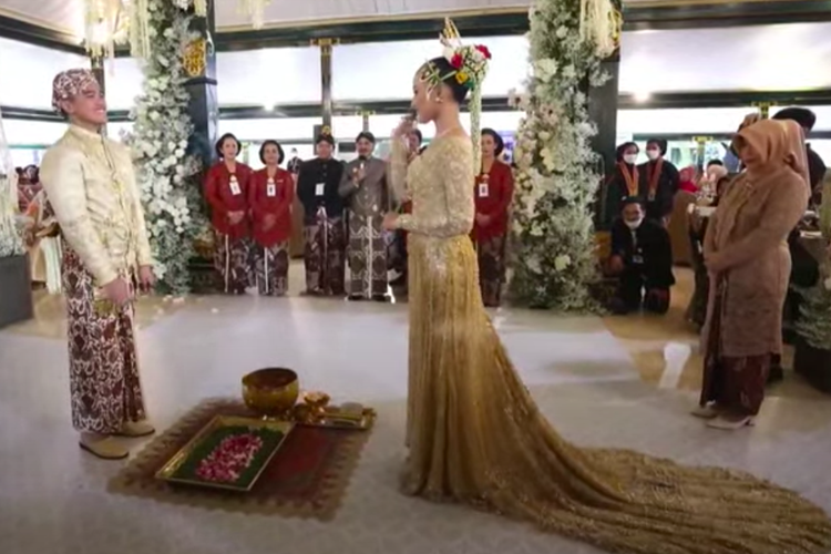 Balangan gantal dalam ritual panggih pengantin di acara pernikahan Kaesang-Erina