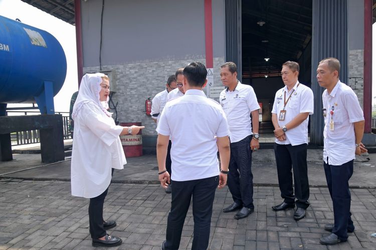 Wali Kota Semarang Hevearita Gunaryanti Rahayu saat meninjau Rumah Pompa Kali Tenggang, Rabu (15/11/2023).

