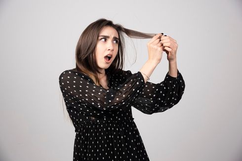 5 Tips Mengatasi Rambut Rontok, Menurut Ahli