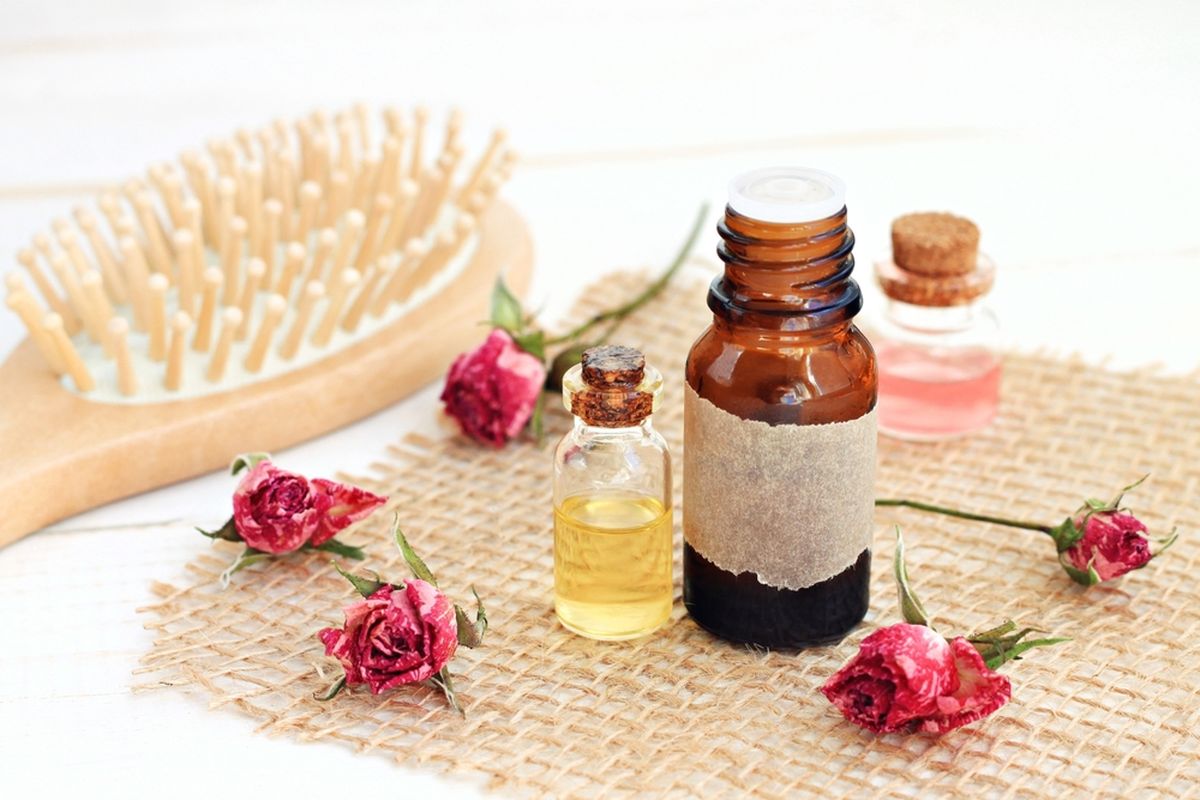 Minyak esensial atau essential oil juga menjadi bahan campuran pada produk perawatan rambut, seperti sampo, kondisioner, hingga serum.