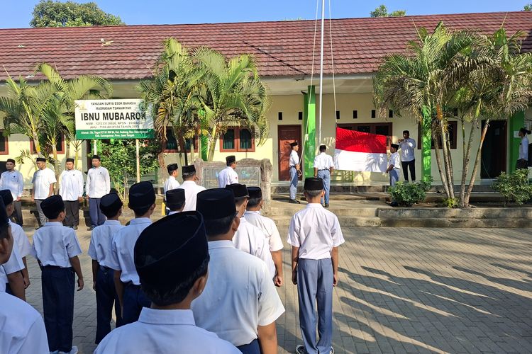 Para siswa PPTT Ibnu Mubaarok, Karanganyar, Jawa Tengah (Jateng), saat mengikuti upacara bendera 17 Agustus 2025, Minggu (17/8/2025) pagi. 