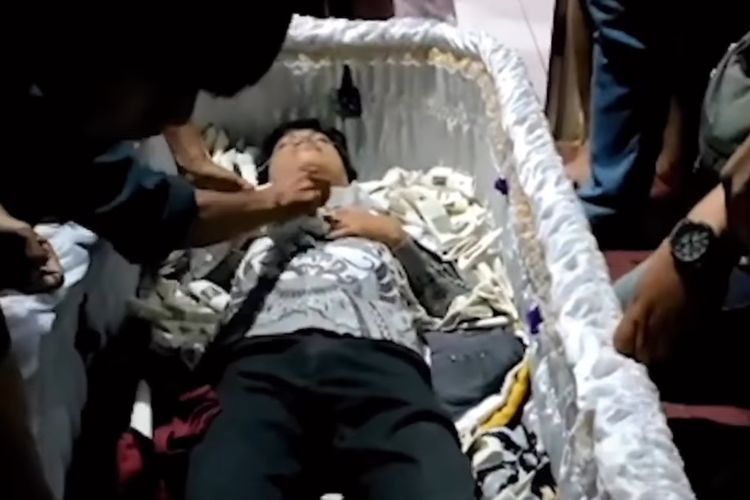 Viral di media sosial sebuah video yang memperlihatkan seorang laki-laki di Bogor, Jawa Barat, yang sudah meninggal hidup kembali.