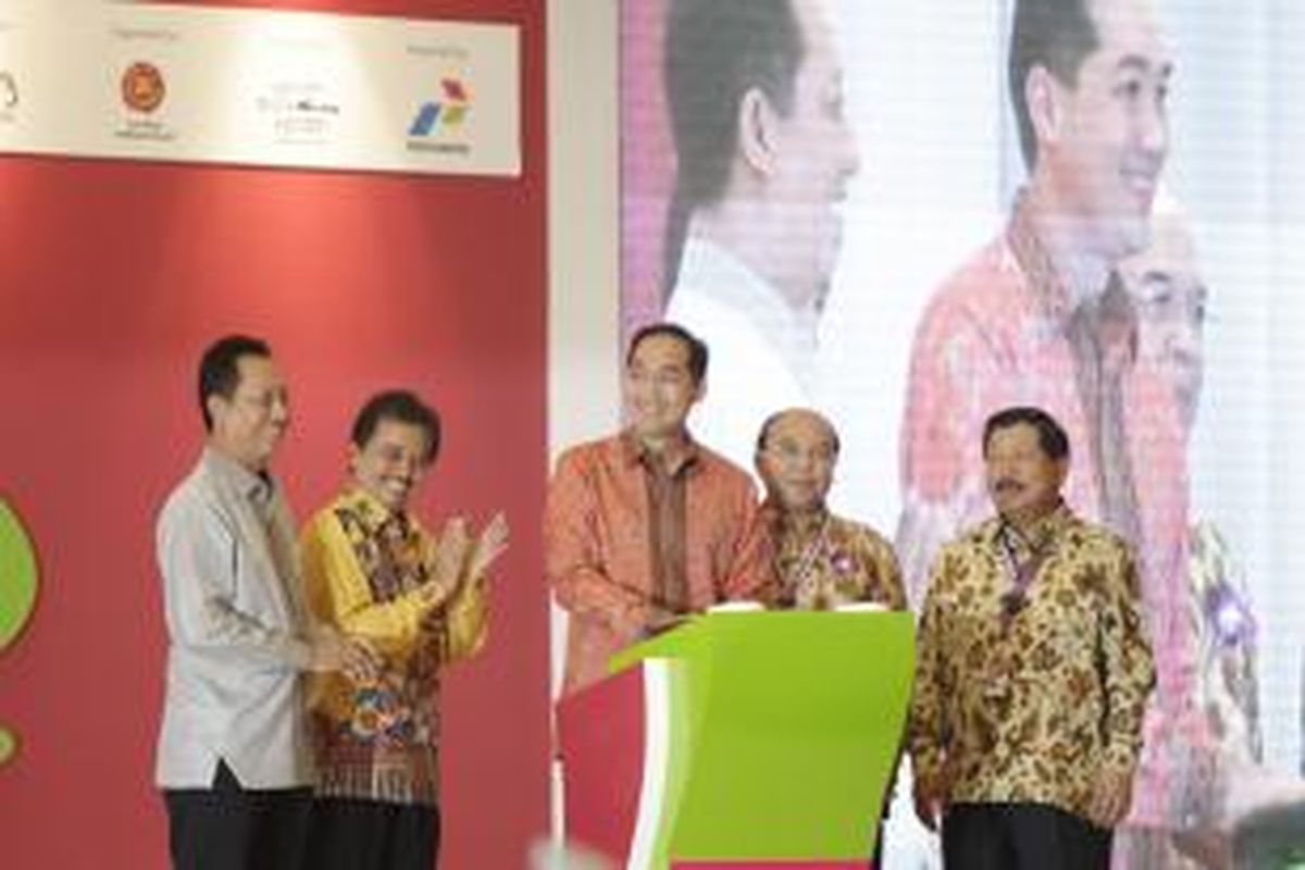 Menteri Perdagangan Muhammad Lutfi didampingi Menteri Pemuda dan Olahraga Roy Suryo, meresmikan pameran otomotif Indonesia International Motor Show 2014, di JIExpo, Kemayoran, Jakarta Utara, Kamis (18/9/2014).