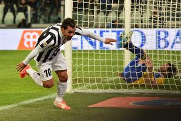 Penyerang Juventus Carlos Tevez merayakan salah satu dari dua golnya ke gawang Parma, pada laga Serie-A, di Juventus Stadium, Rabu (26/3/2014).
