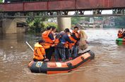 Naik Perahu Karet, Walkot Jaktim Turun Langsung Jaring Ikan Sapu-sapu di Ciliwung