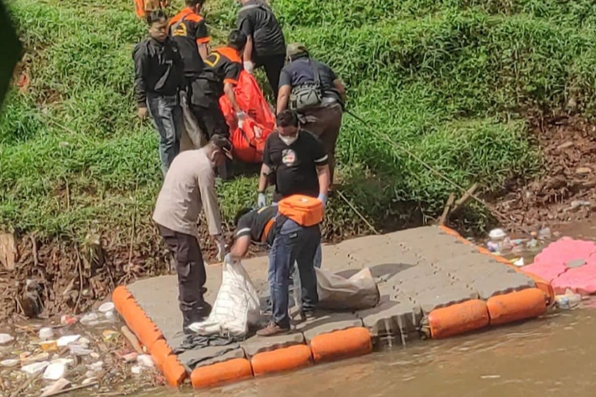 Sesosok mayat pria tanpa identitas ditemukan mengambang di aliran Kali Pesanggrahan wilayah Pondok Pinang, Kebayoran Lama, Jakarta Selatan pada Selasa (28/6/2022) pagi. 