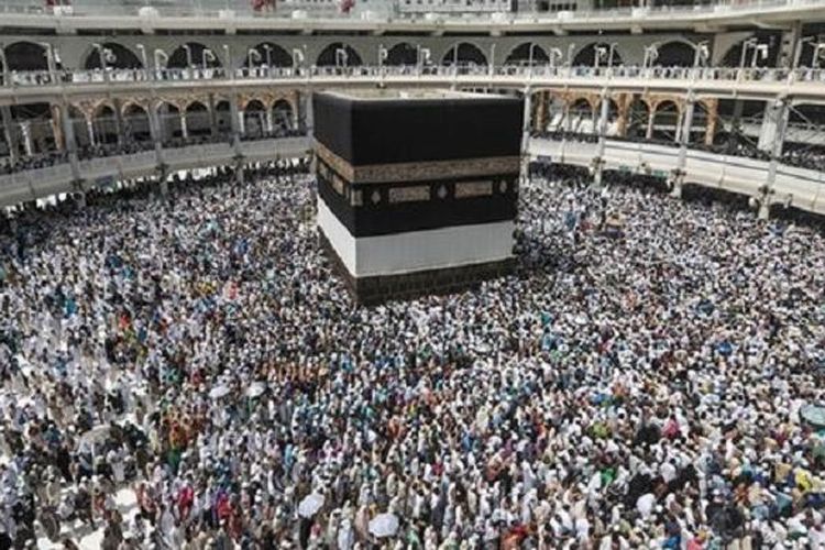 Jemaah haji mengeliling Ka’bah di Mekkah, Saudi Arabia.