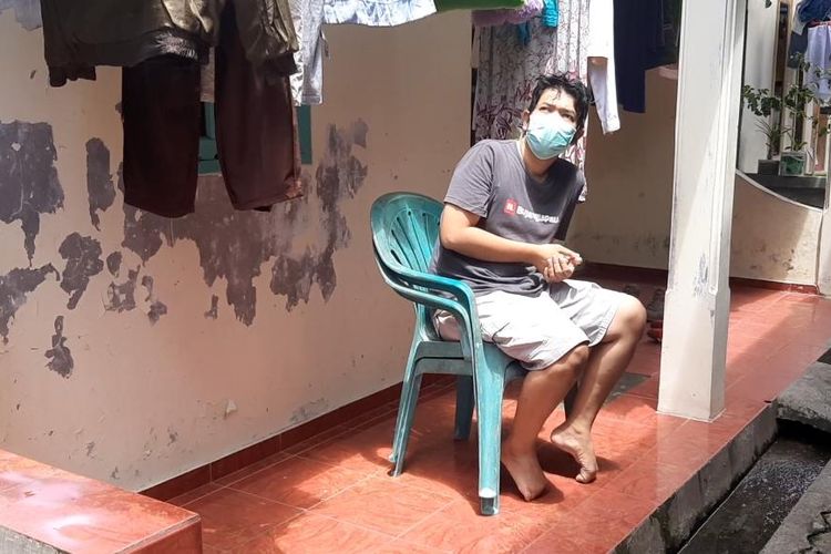 RS (35) pasien positif 03 yang telah dinyatakan sembuh sedang berjemur di teras rumah. RS memberi semangat kepada para pasien lain untuk tidak menyerah dan fokus dengan kesembuhan diri.