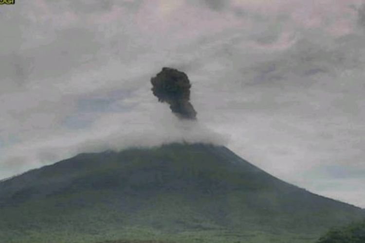 Visual Gunung Ile Lewotolok saat erupsi Selasa (27/2/2024) pukul 10.22 Wita