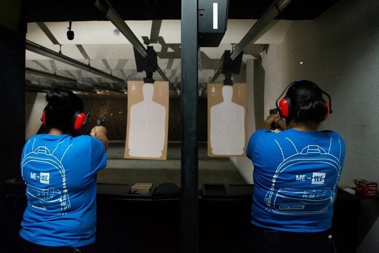 Dua warga El Paso, Texas, mengikuti kelas latihan menembak menyusul insiden penembakan massal di Walmart.