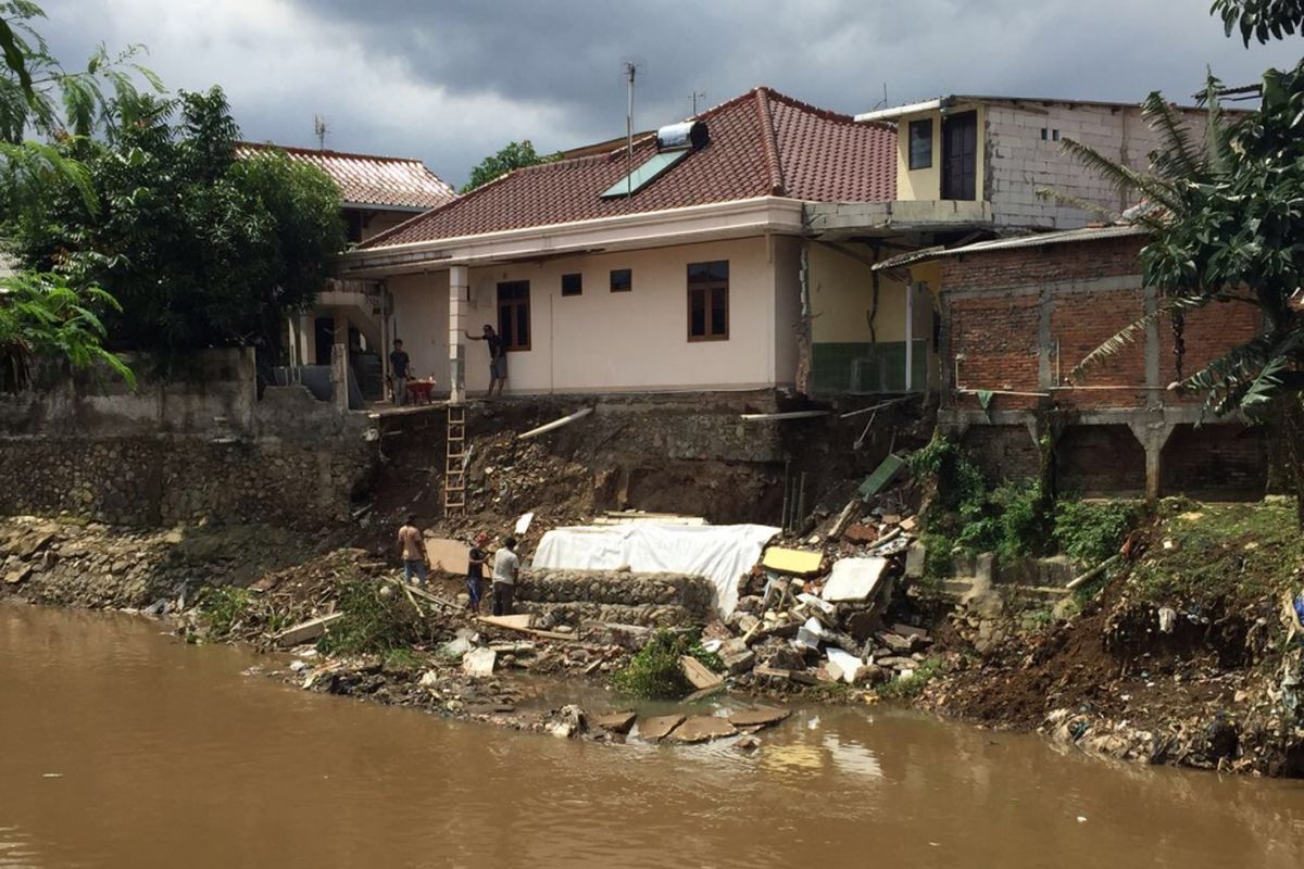 Rumah yang berada di kawasan Matraman Dalam, Jakarta Timur hampir ambrol, Jumar (16/2/2018).