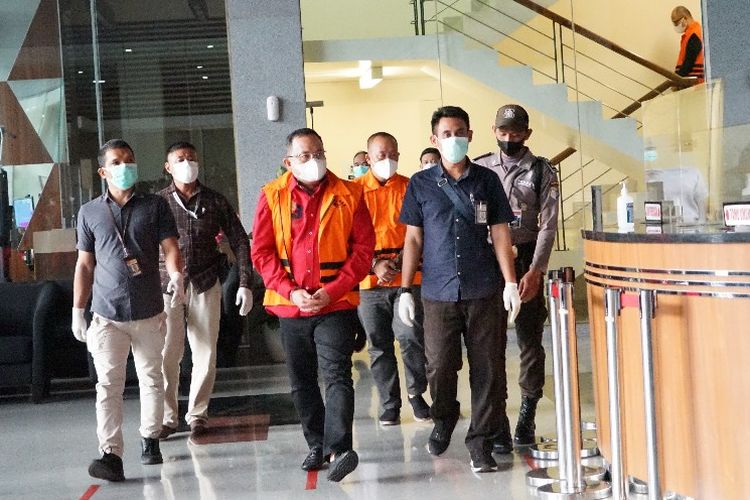 Bupati Musi Banyuasin Dodi Reza Alex Noerdin berjalan menuju ruang konferensi pers Gedung Merah Putih KPK setelah setelah menjalani pemeriksaan, Sabtu (16/10/2021).