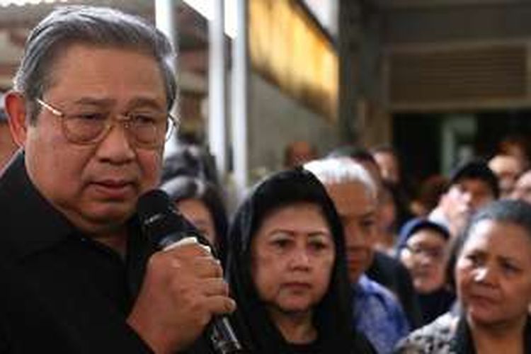 Presiden ke-6 RI Susilo Bambang Yudhoyono dan Ani Yudhoyono memberikan keterangan pers usai melayat Mike Mohede di Jalan Kuricang Raya 6C-1/21, Bintaro, Tangerang Selatan, Senin (1/08/2016). Mike mengembuskan napas terakhir usai terkena serangan jantung saat sedang tidur siang di rumahnya pada pukul 18.02 WIB.
