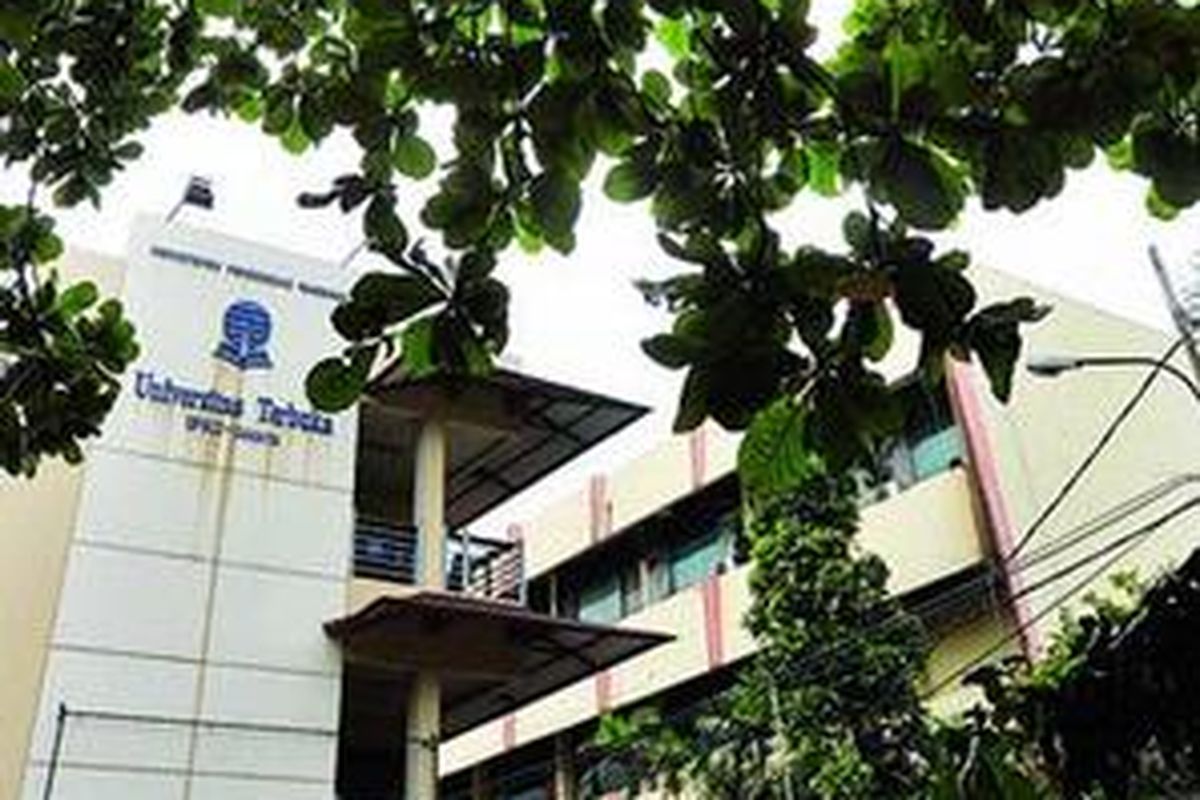 Gedung Unit Program Belajar Jarak Jauh Universitas Terbuka yang berada di Kompleks Universitas Negeri Jakarta, Selasa (31/1).