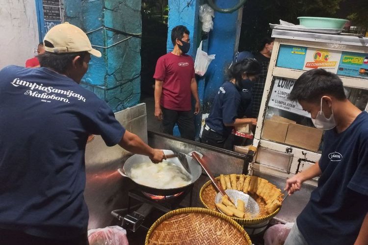 Susana di gerai Lumpia Samijaya, street food populer di Malioboro Yogyakarta. 