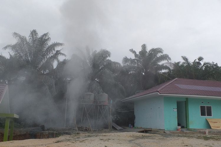 Semburan gas yang sangat kuat pada pengeboran sumur bor di Pondok Pesantren Al Ikhsan Boarding School di Kelurahan Tuah Negeri, Kecamatan Tenayan Raya, Kota Pekanbaru, Riau, Kamis (4/2/2021).