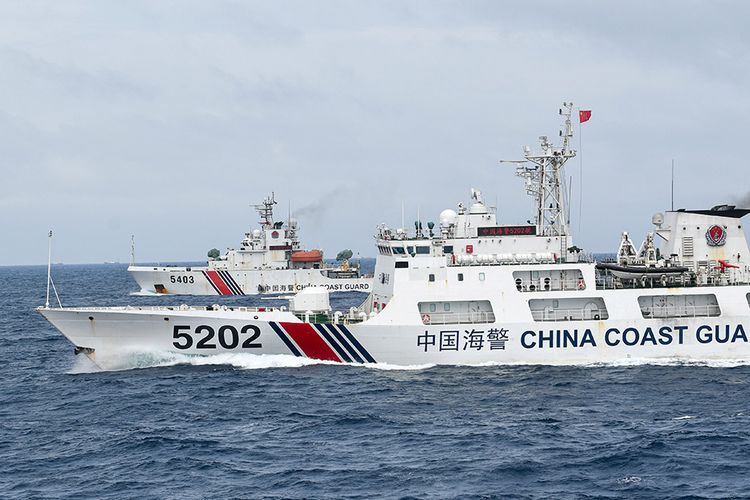 Kapal Coast Guard China-5202 dan Coast Guard China-5403 membayangi KRI Usman Harun-359 saat melaksanakan patroli mendekati kapal nelayan pukat China yang melakukan penangkapan ikan di ZEE Indonesia Utara Pulau Natuna, Sabtu (11/1/2020). Dalam patroli tersebut KRI Usman Harun-359 bersama KRI Jhon Lie-358 dan KRI Karel Satsuitubun-356 melakukan patroli dan bertemu enam kapal Coast Guard China, satu kapal pengawas perikanan China, dan 49 kapal nelayan pukat asing.