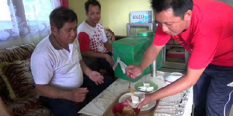 Kue Pang Chiam dengan kulit lumpia dan kembang gula di dalamnya siap dihidangkan di rumah Ma Chun Ho di Desa Benteng, Bangka Tengah, Kepulauan Bangka Belitung, Rabu (14/2/2018).