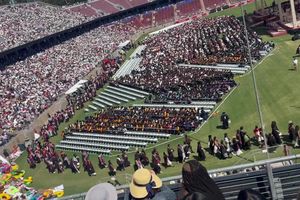 Viral, Ratusan Wisudawan Stanford Walk Out Saat CEO Google Pidato