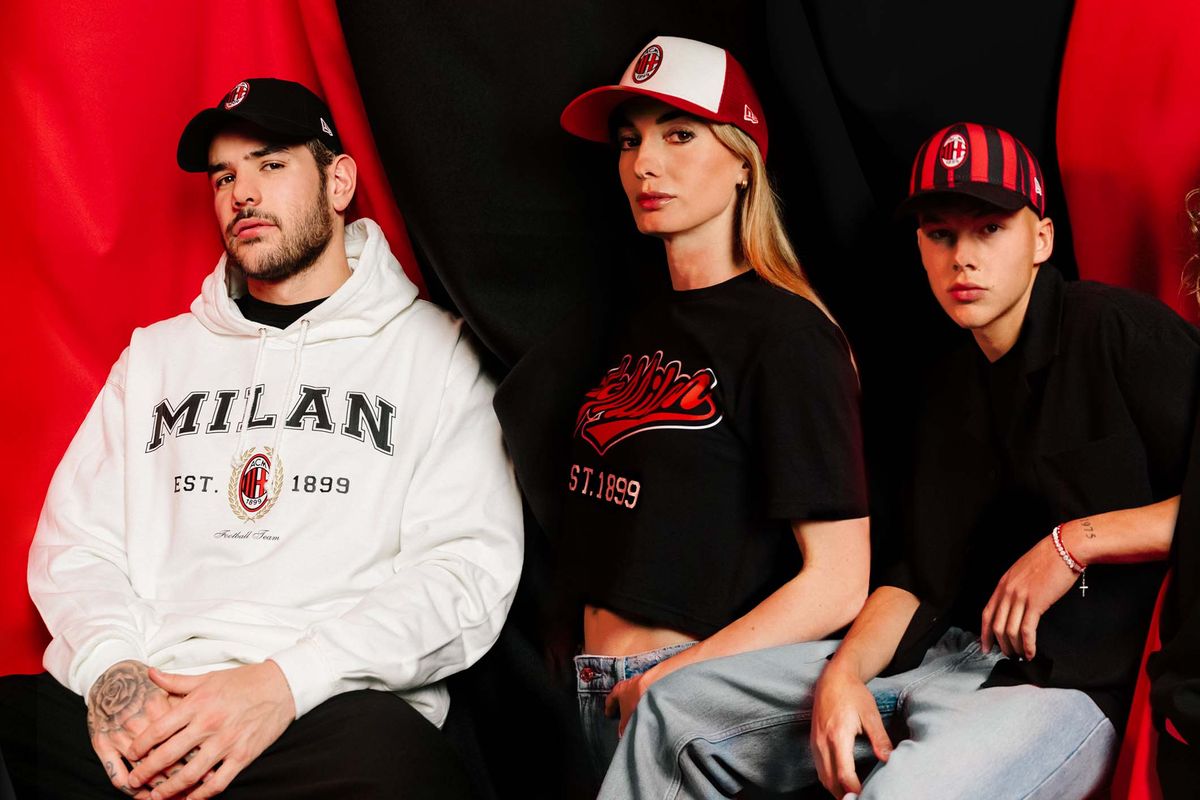 Theo Hernandez (paling kiri) tampil mengenakan salah satu koleksi hasil kerja sama AC Milan dan brand topi ternama, New Era. AC Milan mengumumkan kemitraan dengan New Era pada Jumat (30/6/2023).