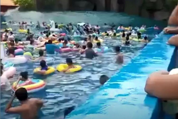 Potongan gambar video memperlihatkan kondisi ketika gelombang tsunami di taman bermain air di China menghempas para pengunjung. Dilaporkan ada 44 orang terluka karena insiden tersebut.