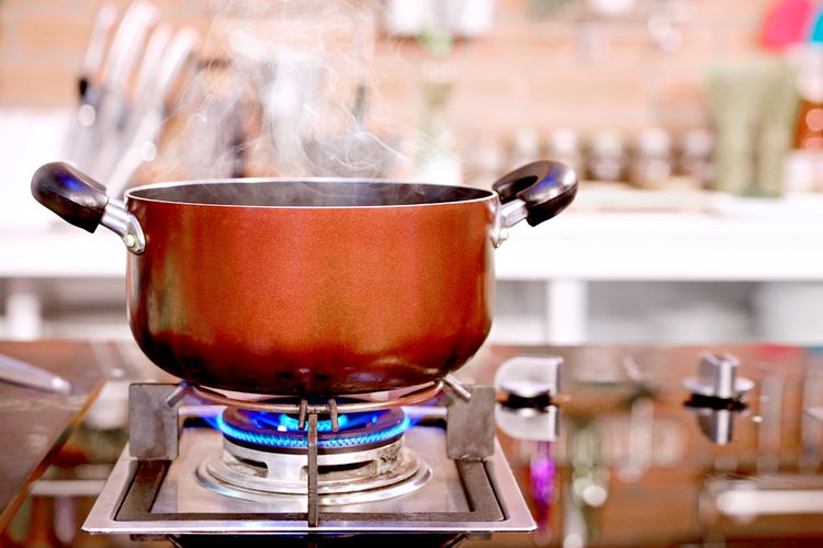 Ilustrasi kompor gas, memasak dengan kompor gas. 