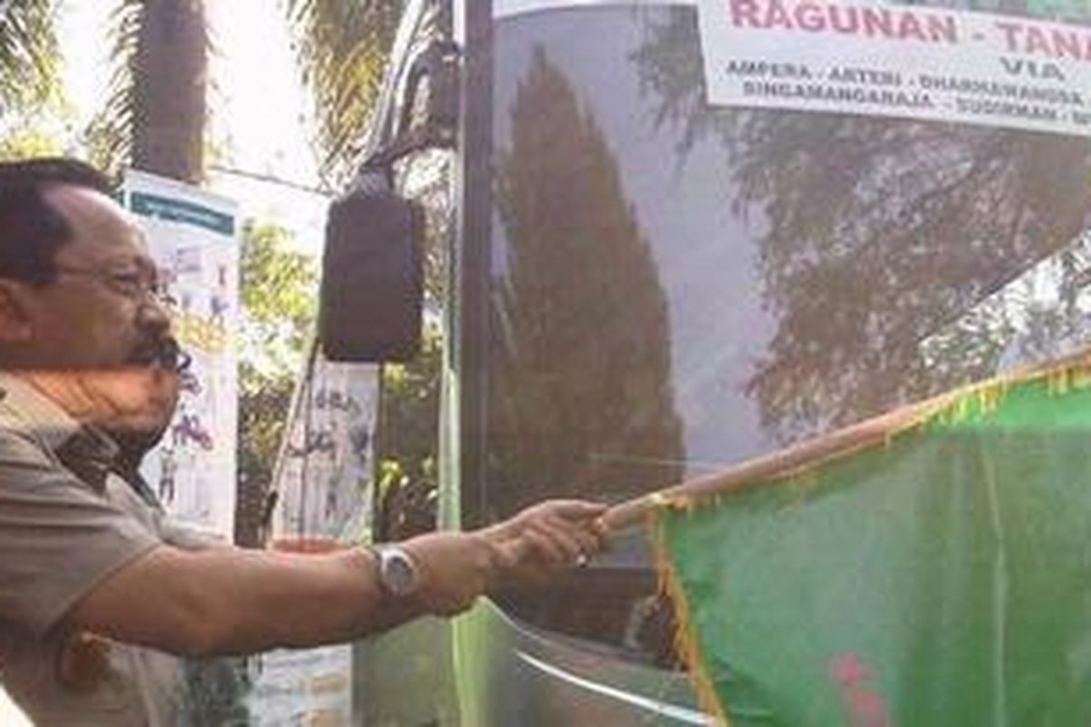 Gubernur DKI Jakarta Fauzi Bowo, Kamis (5/7/2012), meluncurkan Kopaja modern di gerbang barat Kebun Binatang Ragunan, Jakarta Selatan.