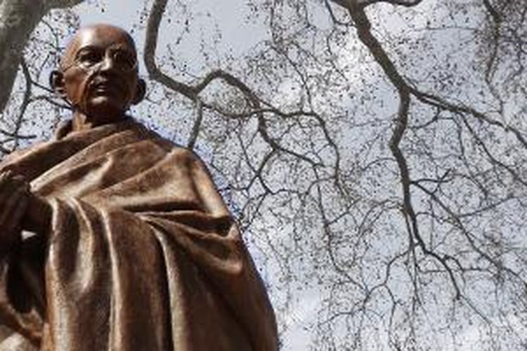 Patung Mahatma Gandhi di Parliament Square, London, Inggris.