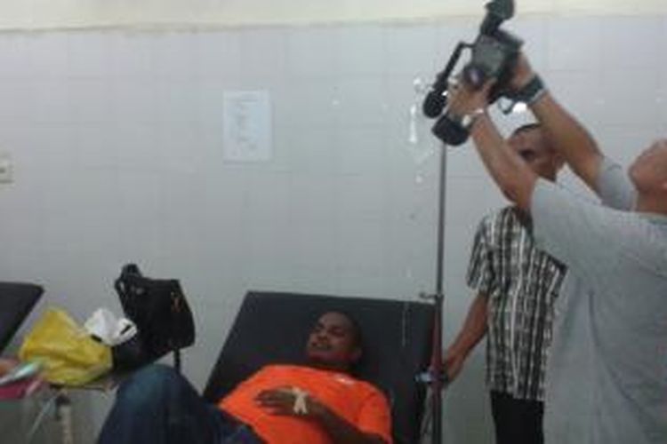 Yudi Lewerissa (29) korban penganiayaan Anggota Sahabara Polda Maluku sedang menjalani perawatan intensif di Rumah Sakit dr Haulussy Ambon, Selasa (20/5/2014)